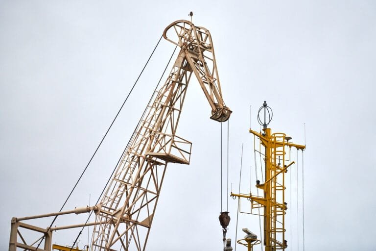 Pemasangan tiang pancang di tanah bergerak